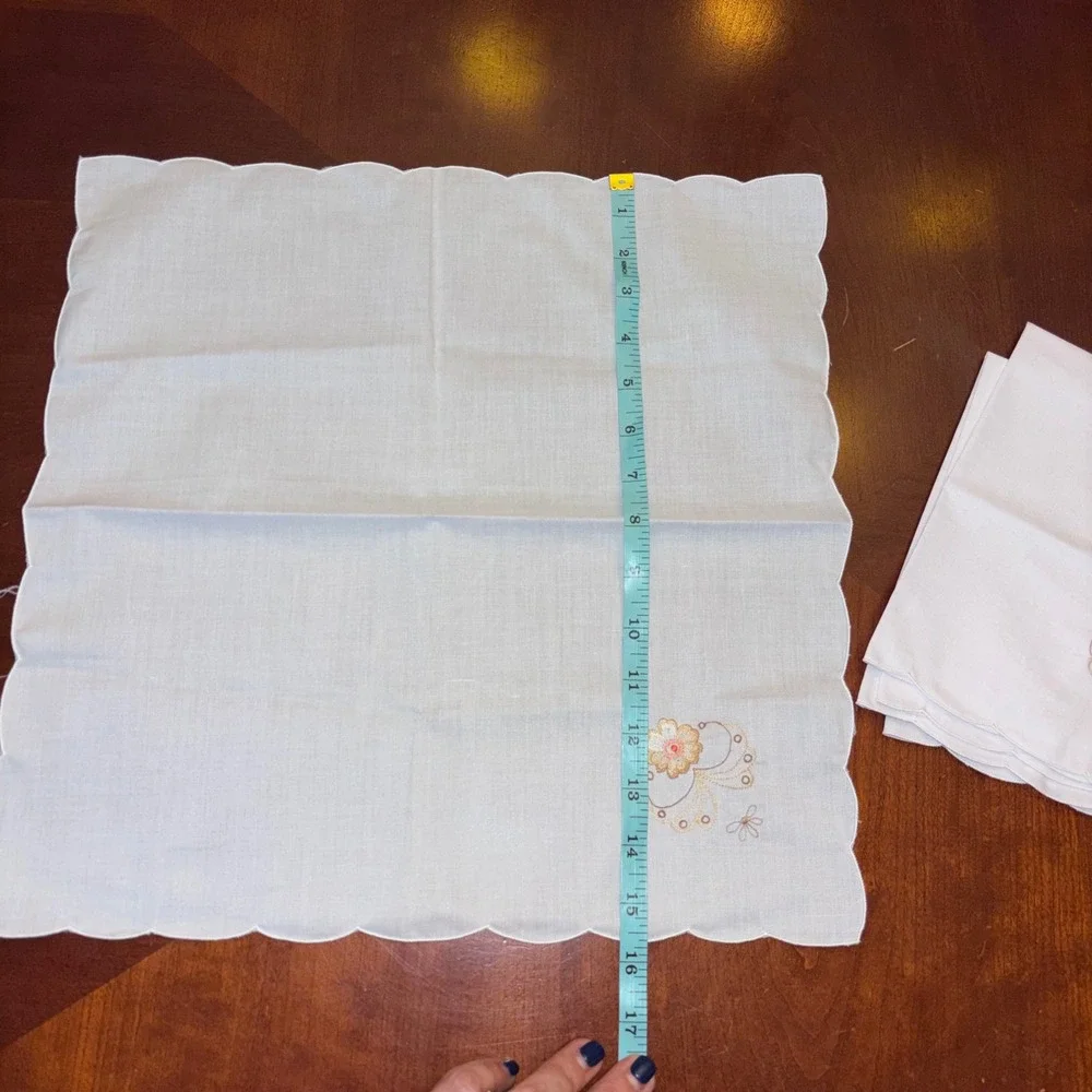 Vintage White Linen Scalloped Napkins | Floral Embroidery‎ | Set of 4 | 16.5